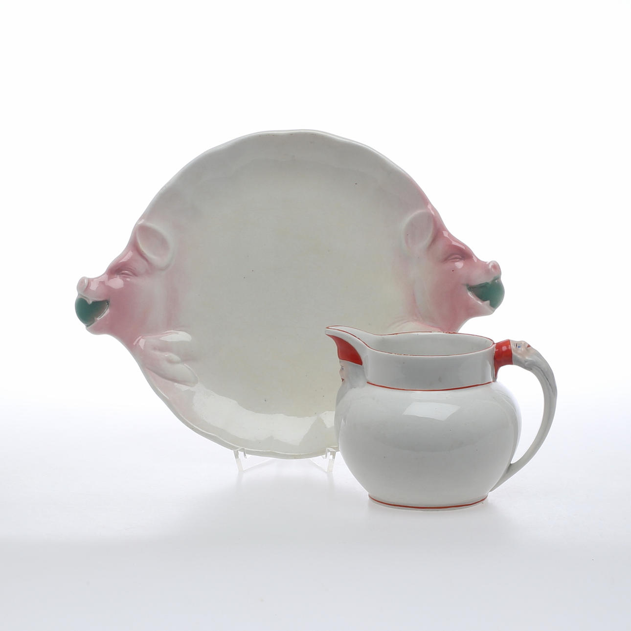 TILLBRINGARE med tomtemotiv samt GRISFAT, flintgods, Göteborg, 1900-talets första hälft.