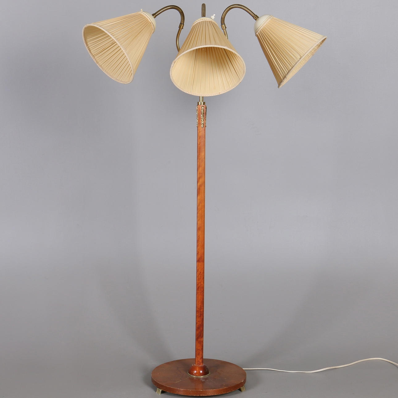 GOLVLAMPA, trearmad, omkring 1900-talets mitt.