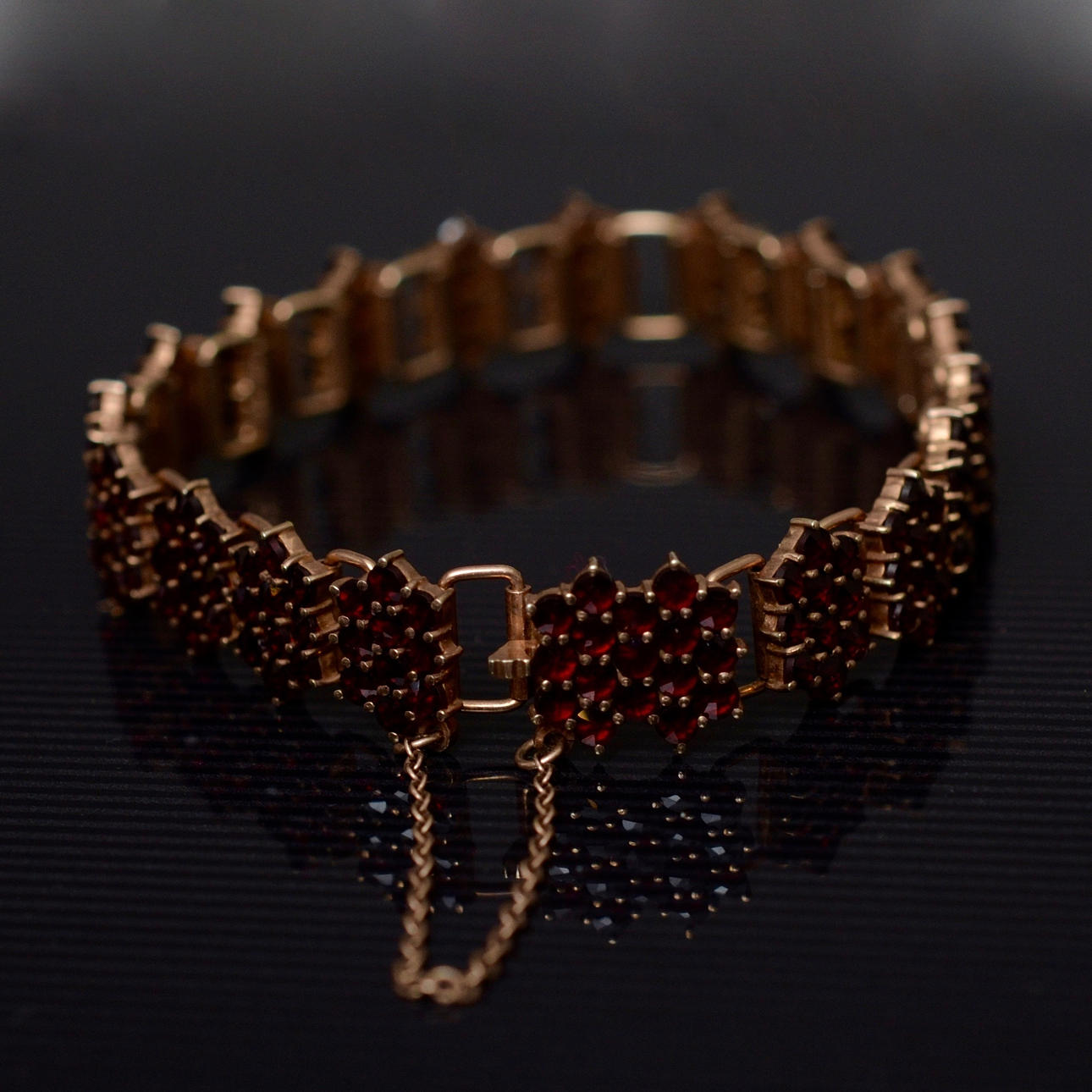 ARMBAND FÖRGYLLT SILVER MED GRANATER.