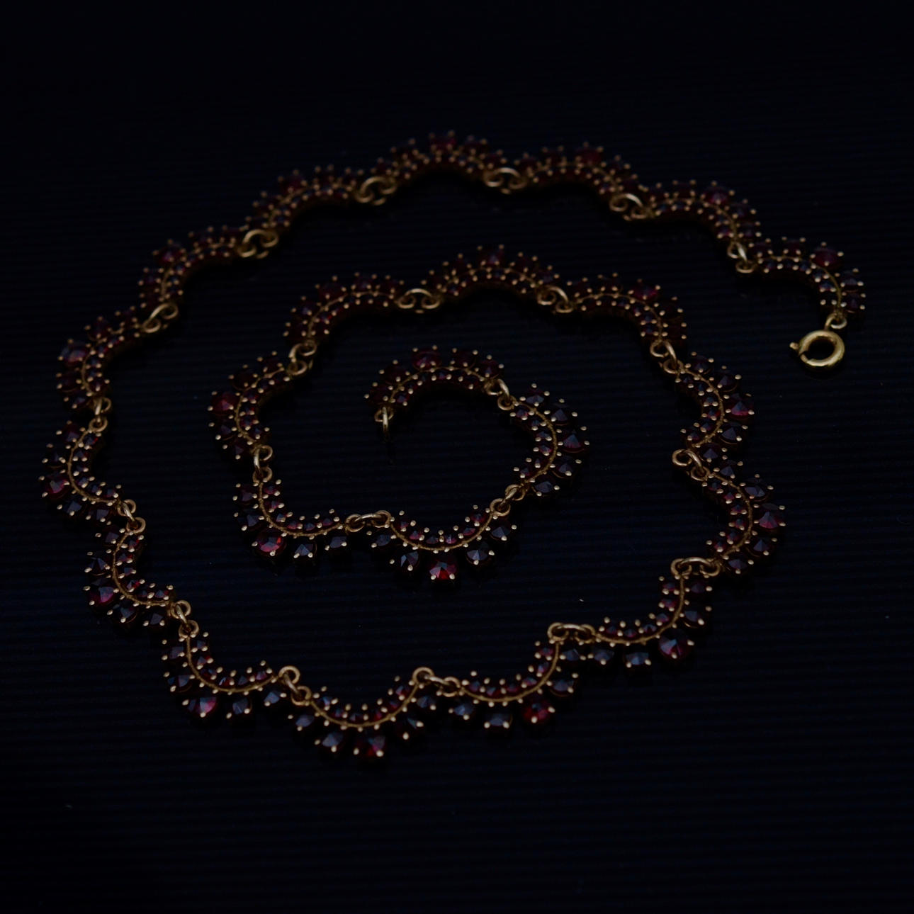 HALSBAND FÖRGYLLT SILVER, INFATTADE GRANATER.