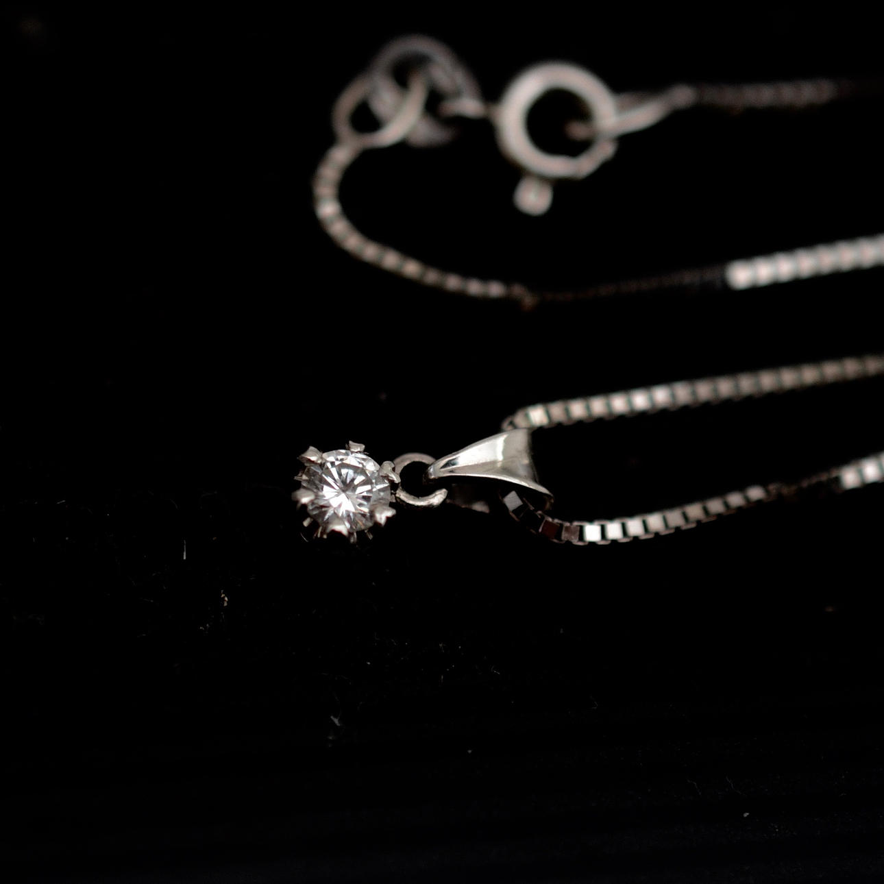 HALSBAND VITGULD 18 KARAT MED INFATTAD DIAMANT.