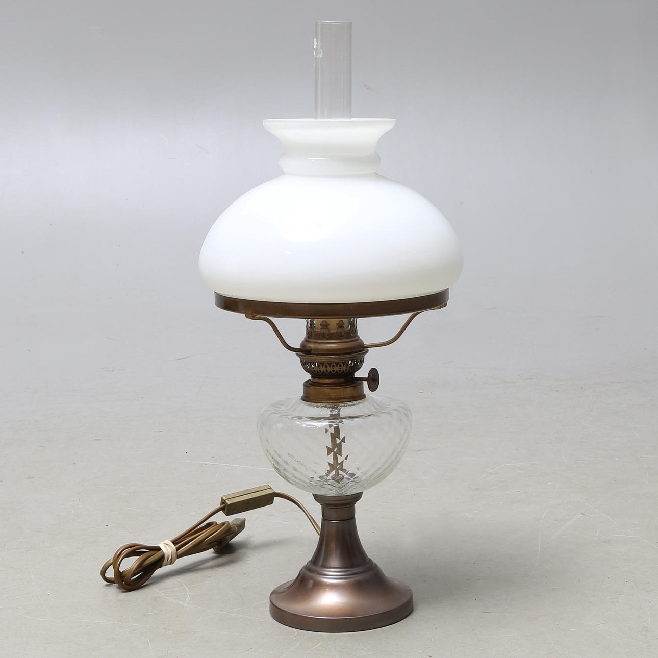 BORDSLAMPA, fotogenlampsmodell, 1900-tal.