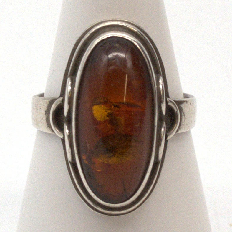 ANTIK FISCHLAND-RING, BÄRNSTEN CABOCHON, 835 SILVER.