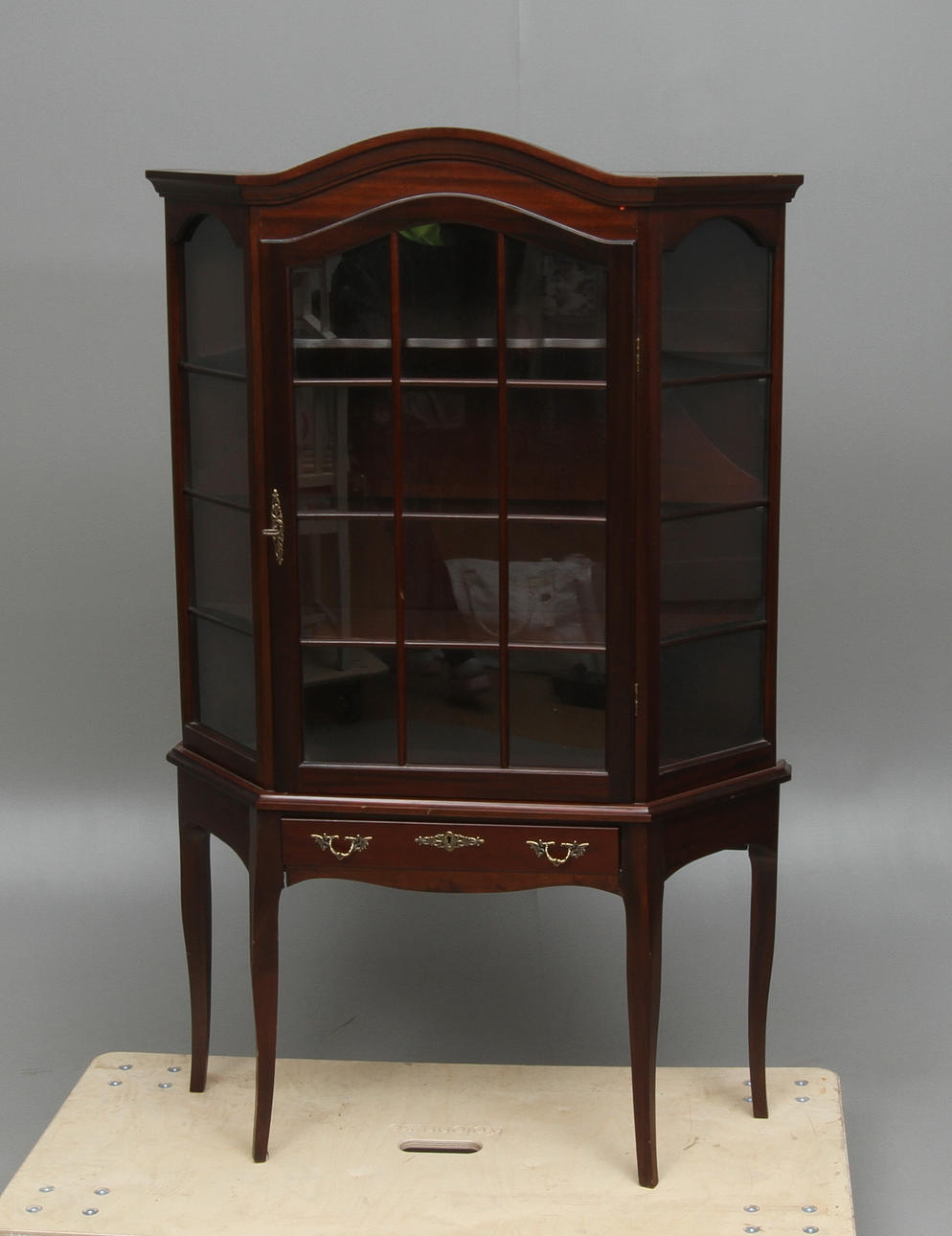 VITRINSKÅP, rokokostil, 1900-tal.