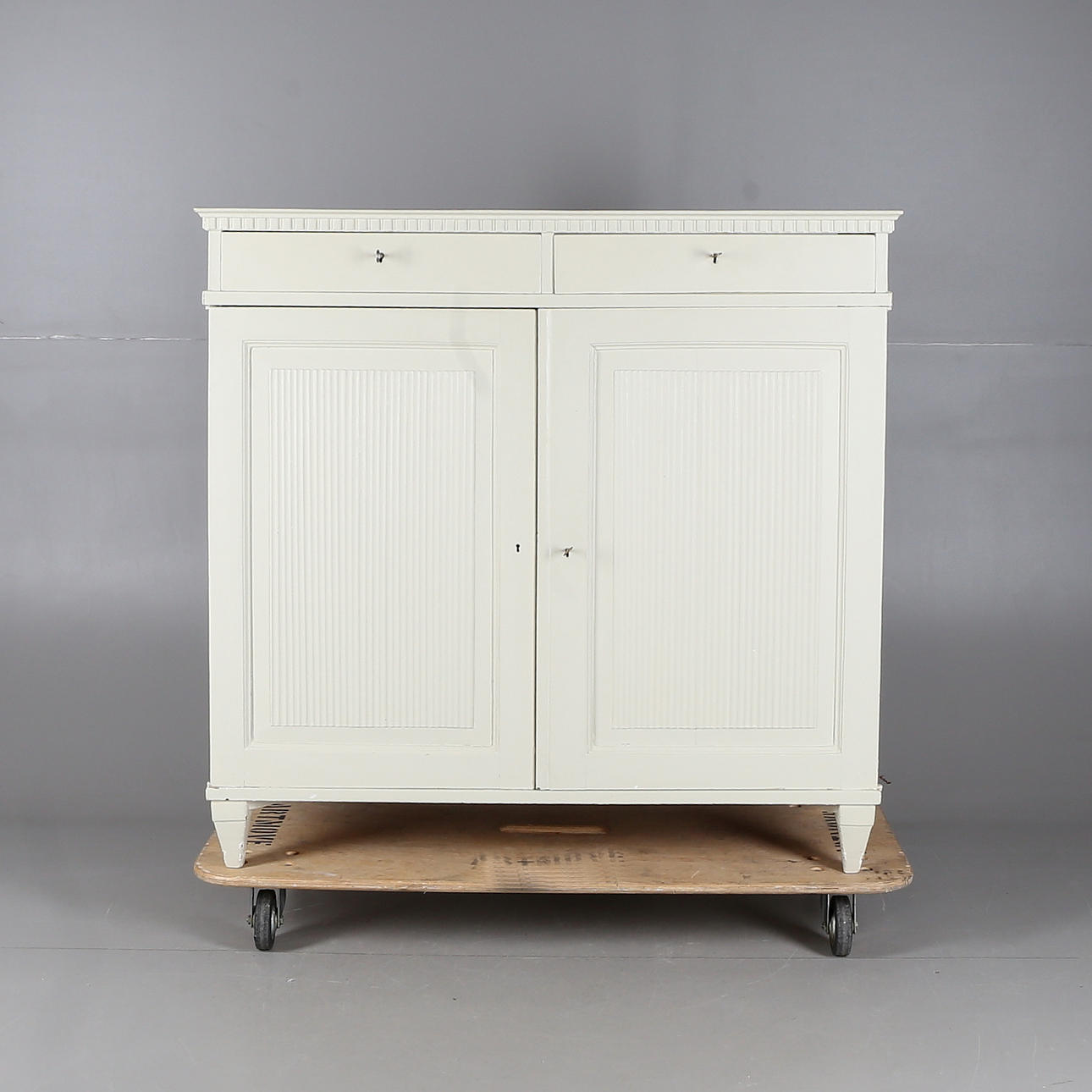 LINNESKÅP, senare bemålat, gustavianskstil, 18/1900-tal.