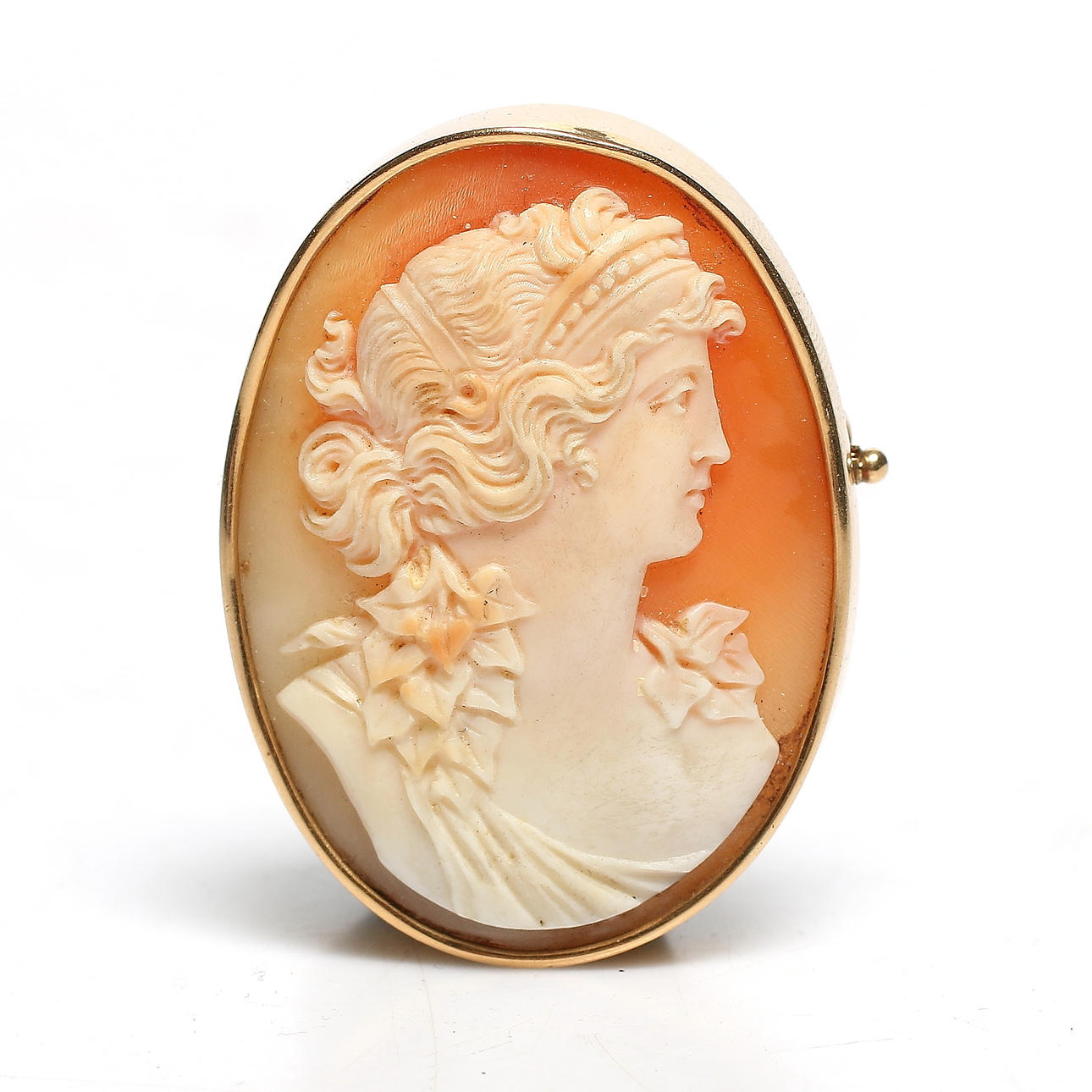 BROSCH, 18k guld och snäckskal, C.G. Hallberg, Stockholm, 1927. Totalvikt 12 gram.