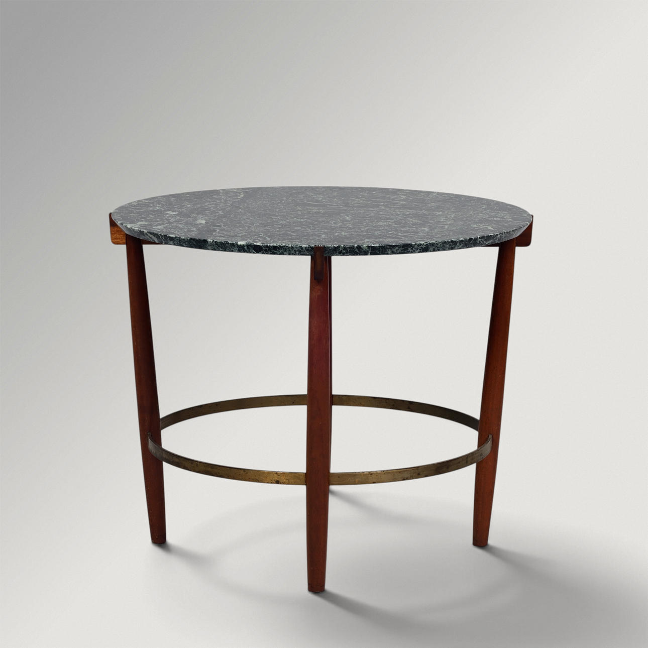 DANSK SNEDKERMESTER. Cirkulärt soffbord med stomme av mahogny och mässing, skiva av grön marmor, ca 1950-tal