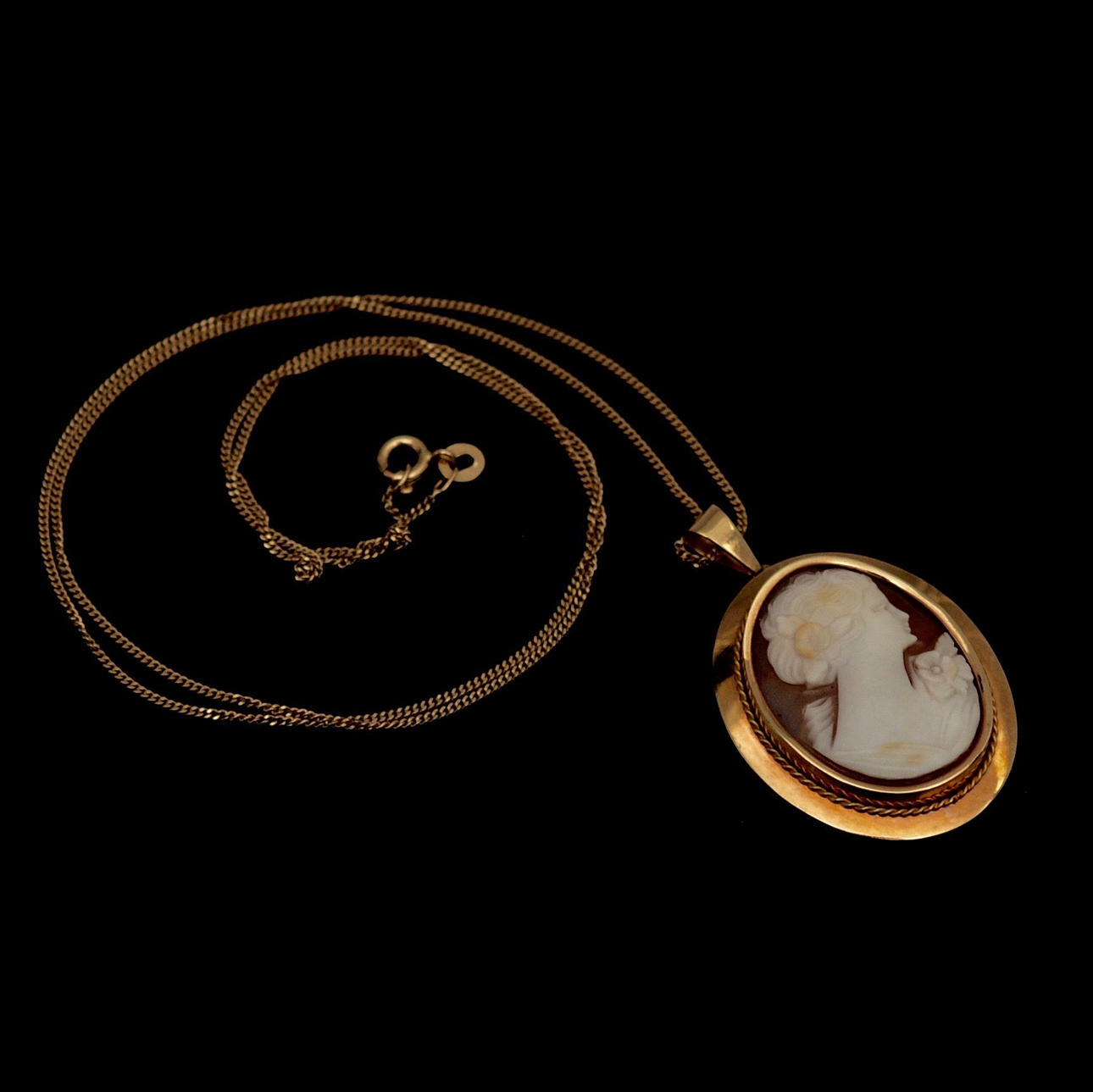 CAMÈ INFATTAD I GULD 18 KARAT.
