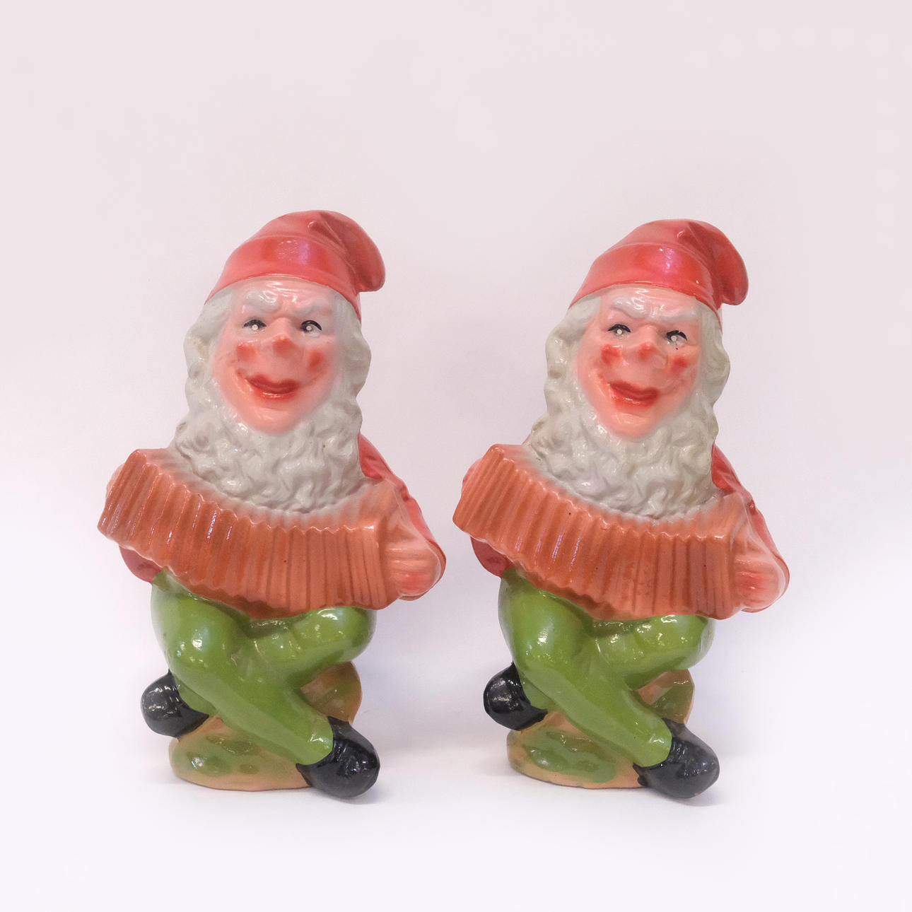 FIGURINER, TOMTAR, 1900-TALETS MITT, TVÅ STYCKEN.