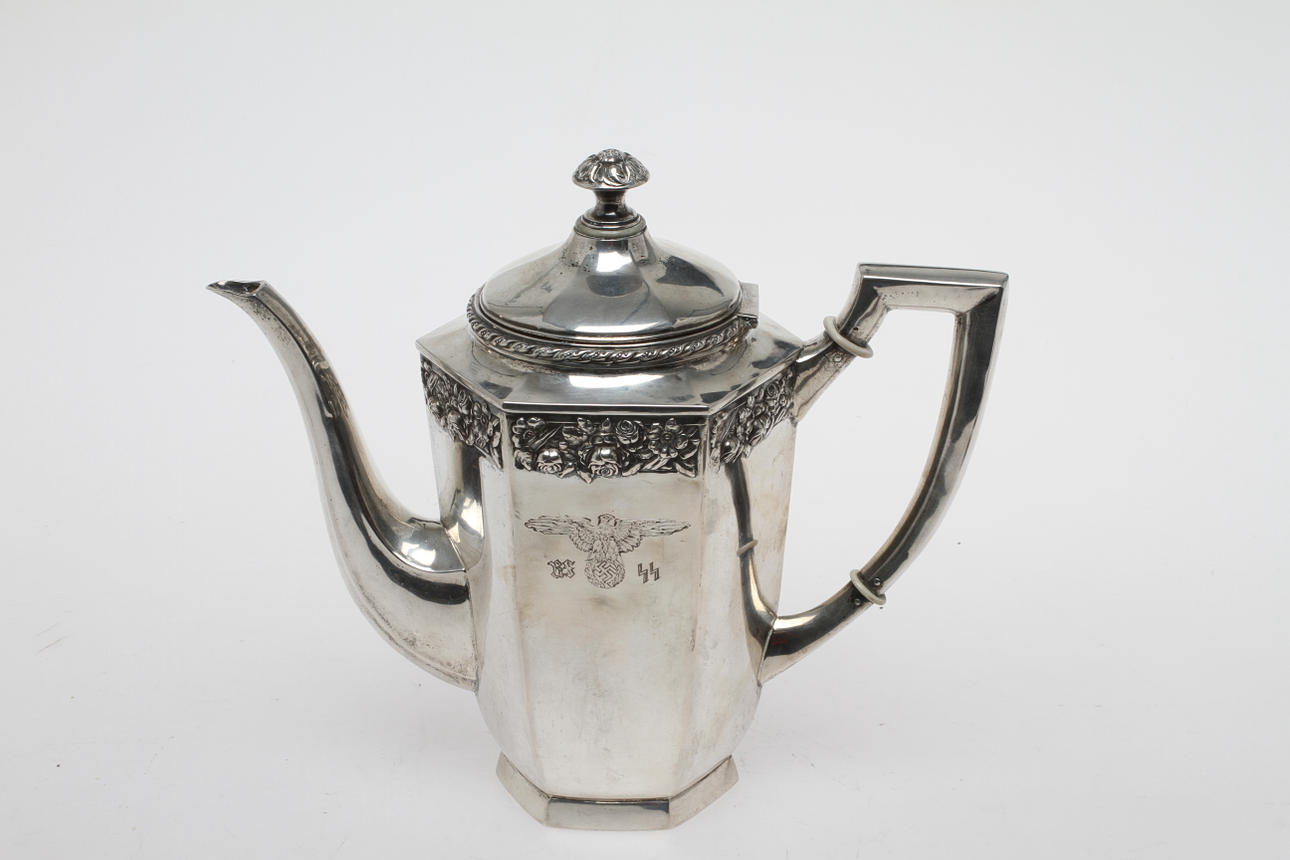 SILVERKANNA 1900-tal graverad dekor med symboler från tredje riket, Tyskland. Vikt 524 gram.