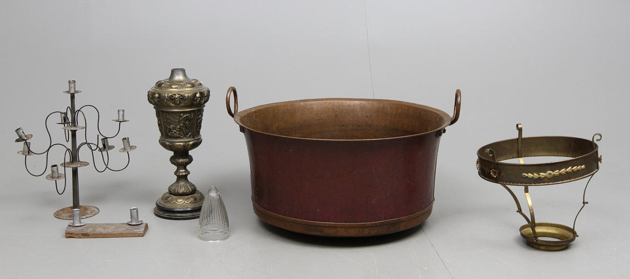 KOPPARBASE samt lampdelar. 1800-tal.