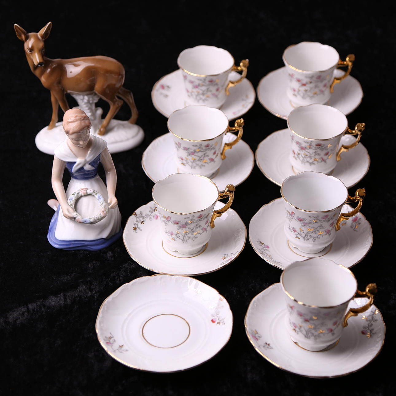 KAFFESERVIS, 15 delar, porslin + FIGURINER, 2 st, porslin.