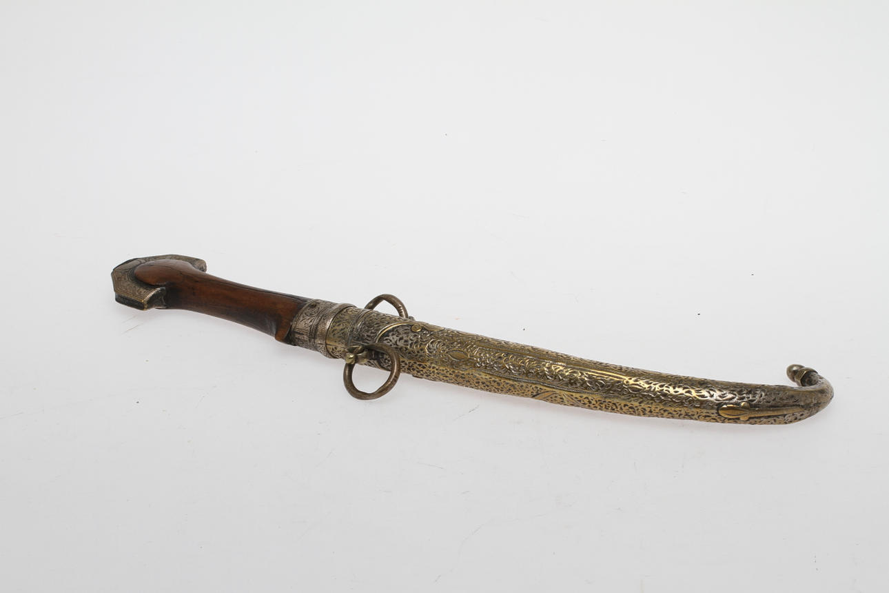 DOLK NORDAFRIKA . dekor av graverad mässing.