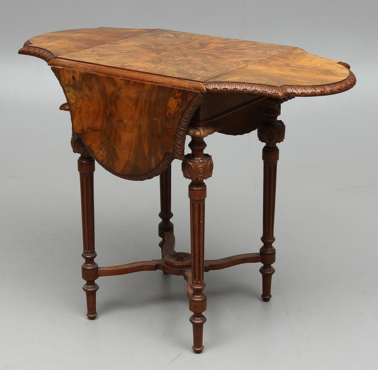 BORD, valnötsfanerad, 1800-talets andra hälft.