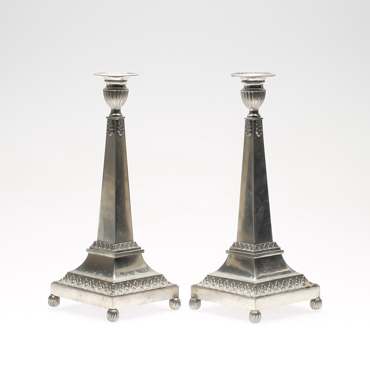 LJUSSTAKAR, 1 par, tenn, gustaviansk stil, 1900-talets första hälft.