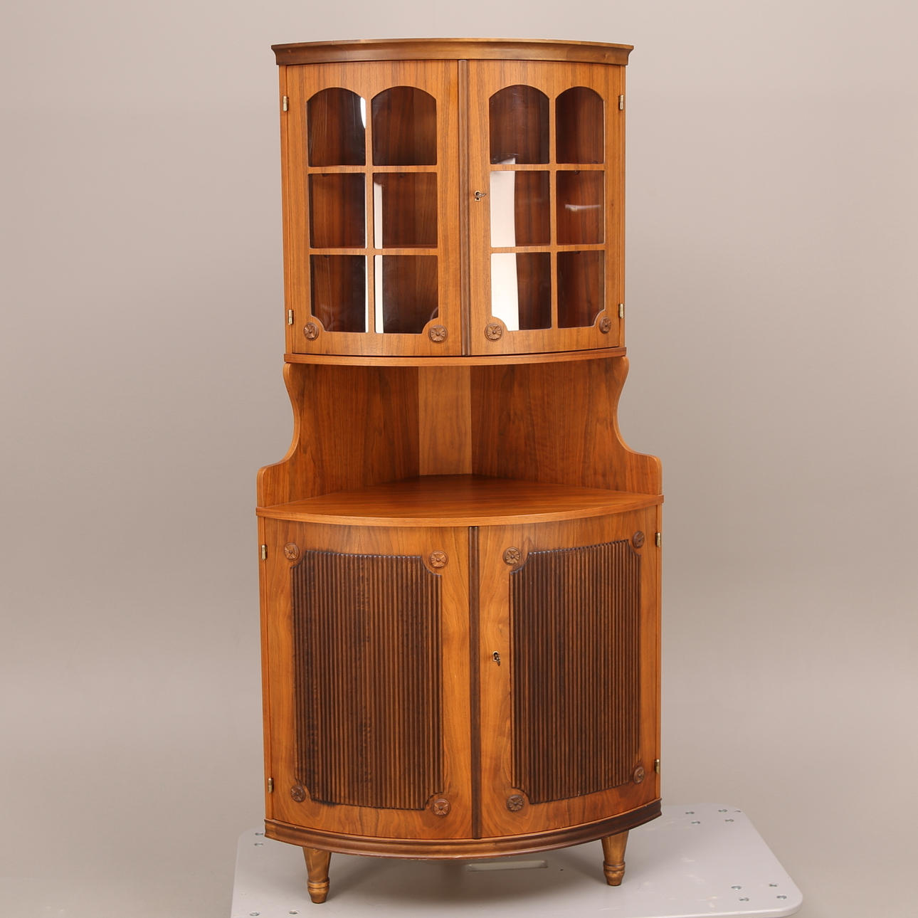 HÖRNVITRINSKÅP, två pardörrar, sent 1900-tal.