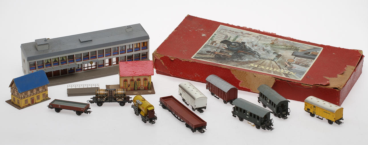 MODELLTÅG MÄRKLIN elektriskt lok 3034.1, 9 vagnar, ljussignal med mera i ej tillhörande originalkartong?.