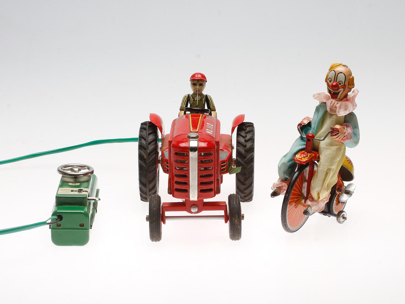 LEKSAKER, plåt, 2 st, Japan, 1900-talets andra hälft.