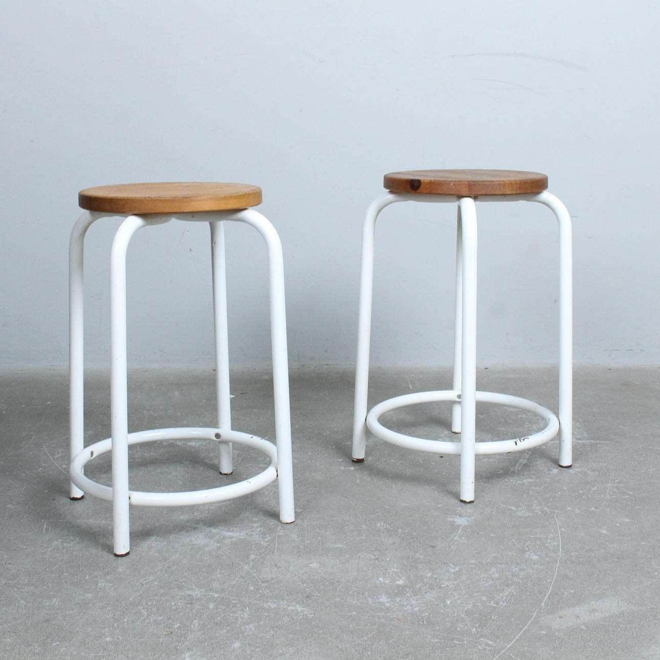 KARIN MOBRING. Par barpallar Ikea, metall, furu.