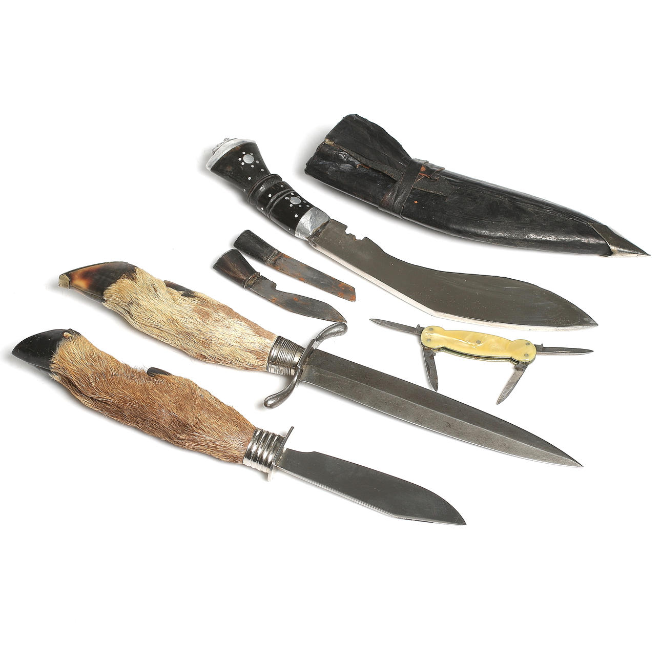 KNIVAR, 4 st. bl.a. Gurkha samt FÄLLKNIV. 1900-tal.