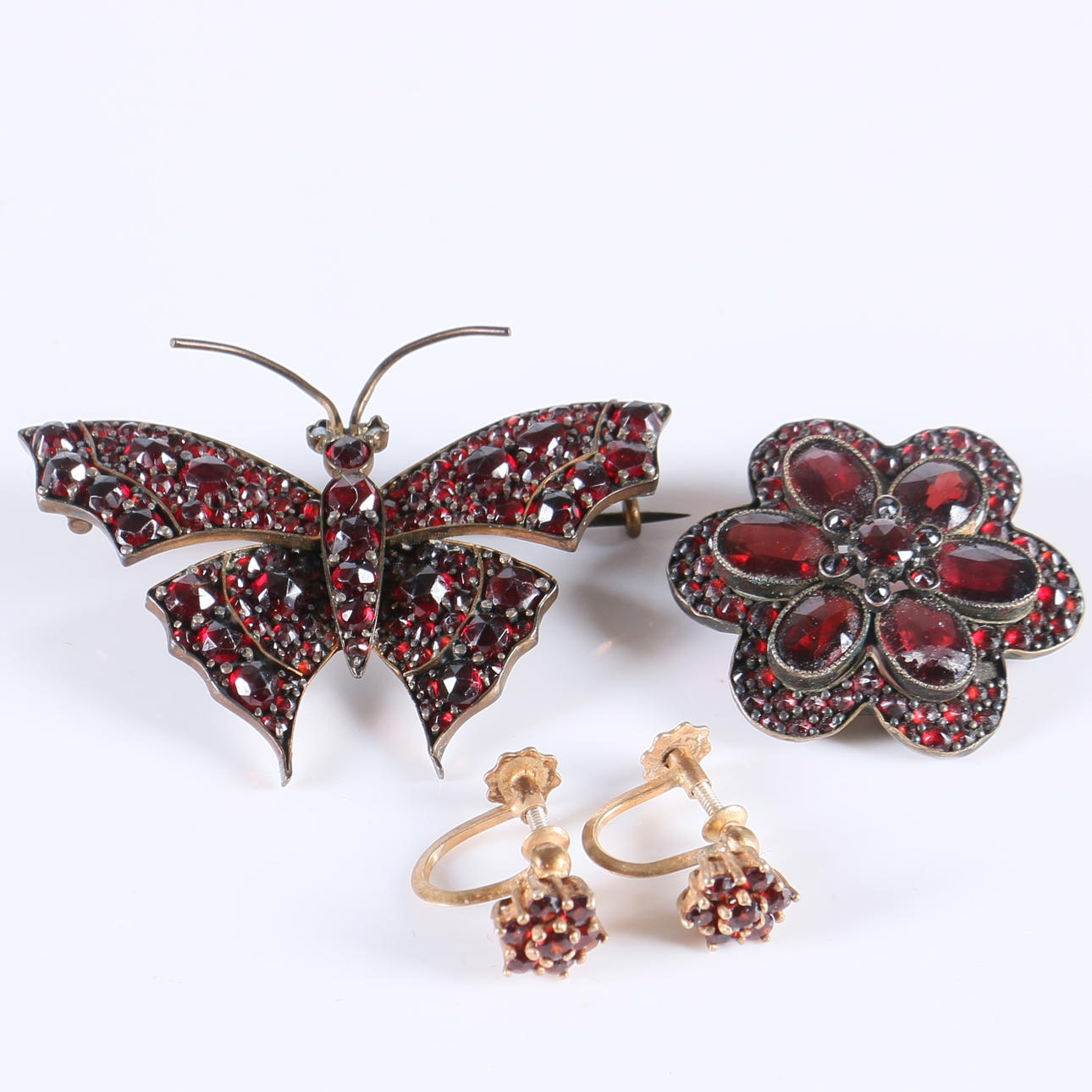 BROSHER, samt ett par örhängen, 4 delar med granater, 1900-tal.