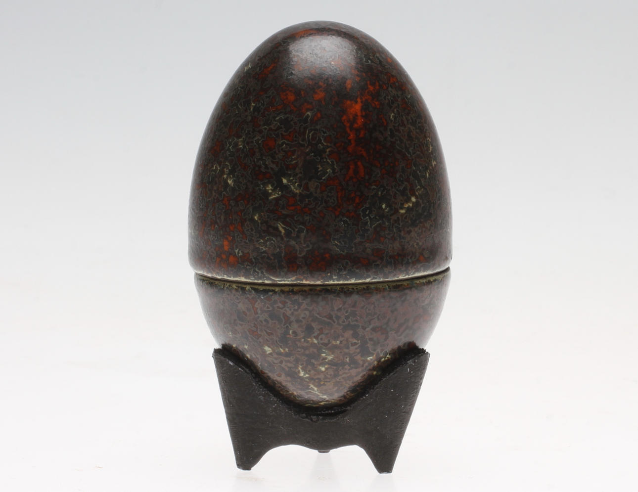 HANS HEDBERG. Ägg, tudelat, starkeldsfajans, Biot, Frankrike.