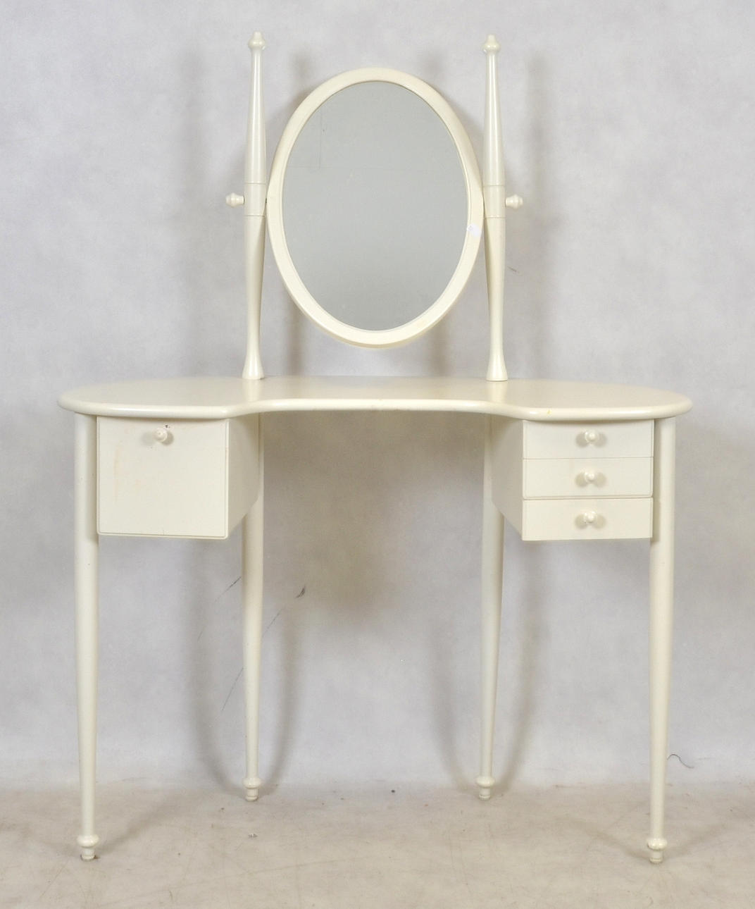 TOALETTBORD/SMINKBORD, 1900-talets andra hälft.