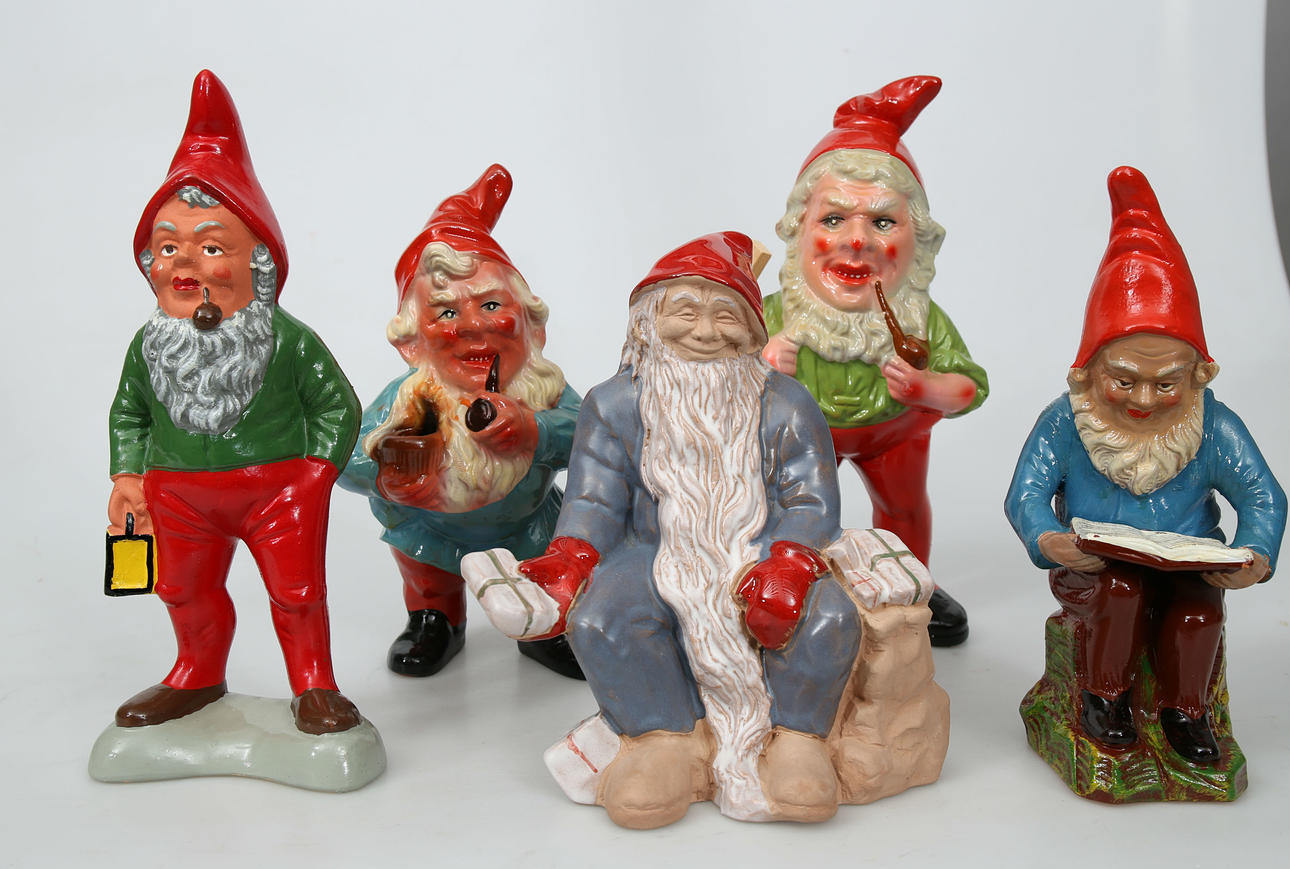 TOMTAR, terracotta och stengods och gips, 5 stycken, 1900-tal.