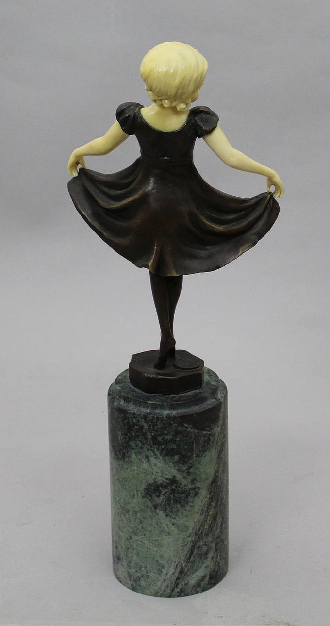OIDENTIFIERAD KONSTNÄR. Dansande flicka. Brons och benmassa. Signerad Preiss?