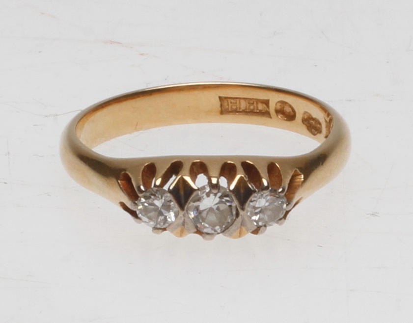 RING MED DIAMANTER, 18k guld, vikt ca 3,2 gr.