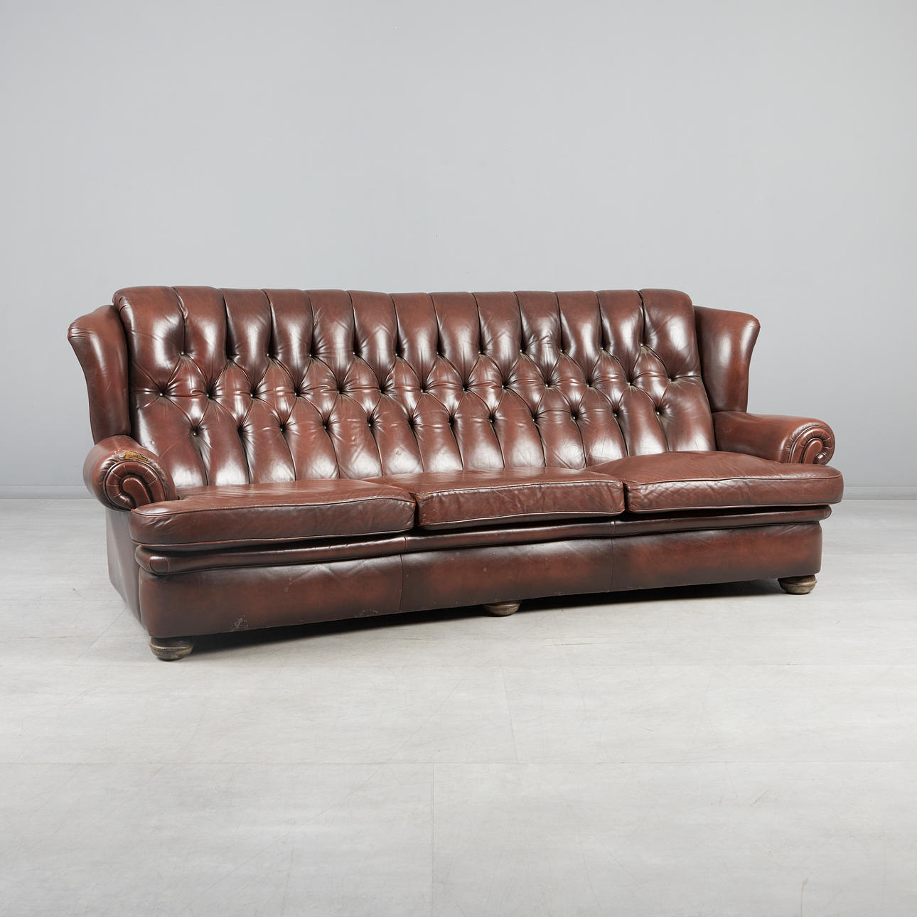 CHESTERFIELD tresitssoffa / soffa, läder, 1900-tal.