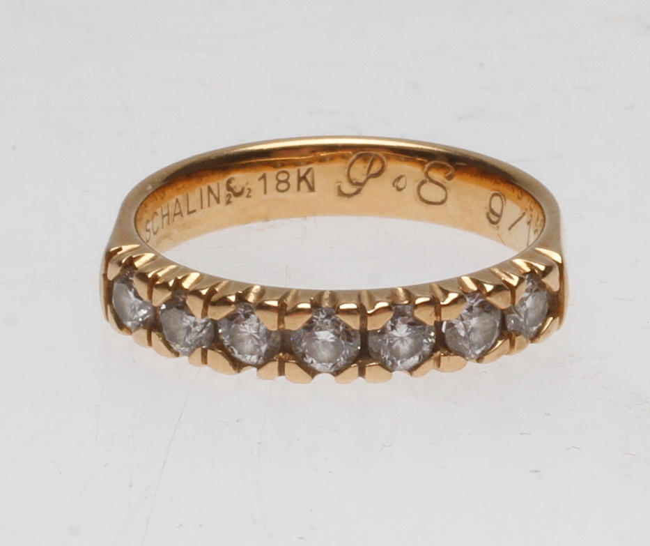 ALLIANSRING MED DIAMANTER, 18k guld, vikt ca 3,2 gr.