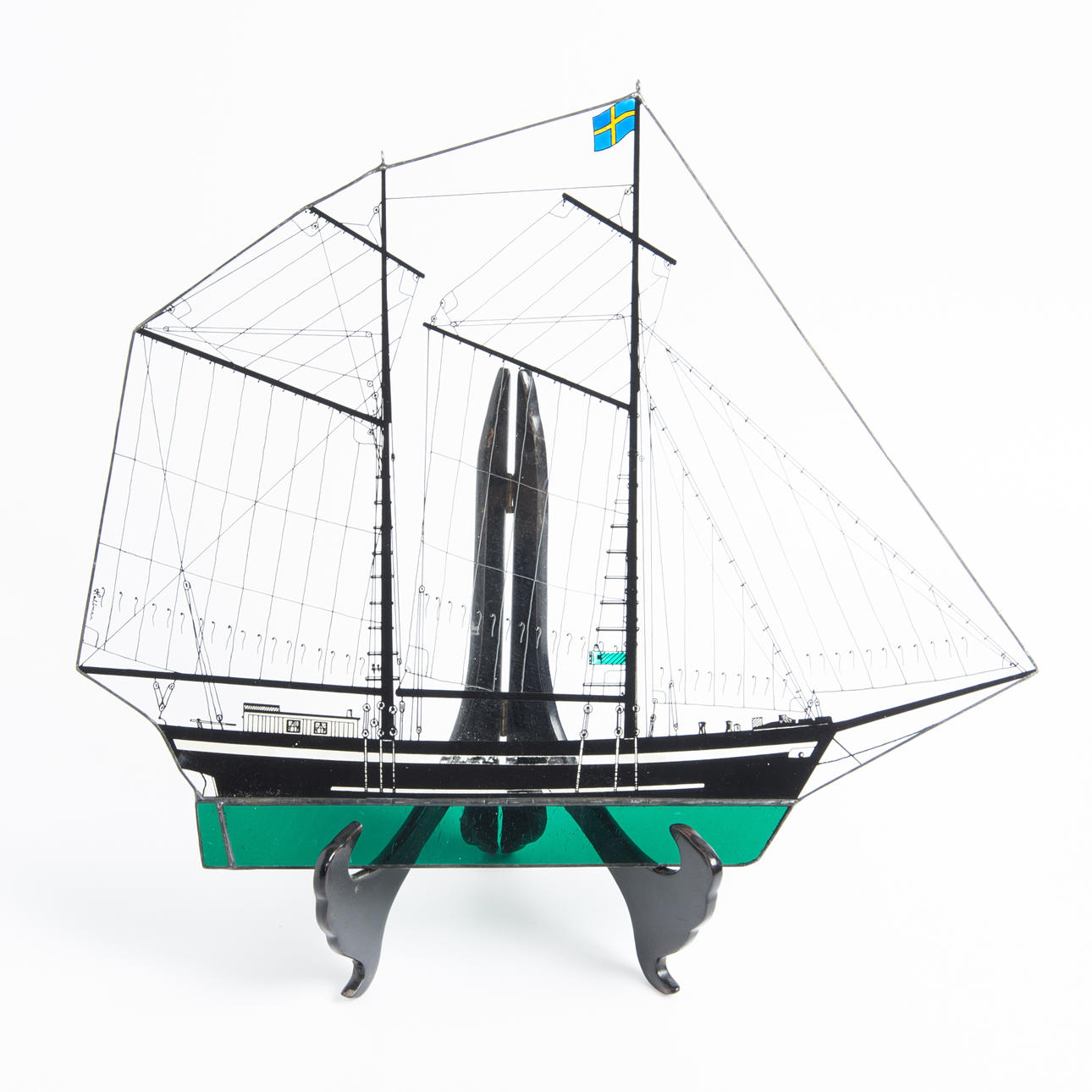 FÖNSTERUTSNYCKNING, Båten Viktoria, målat glas, Jonas Hallner.