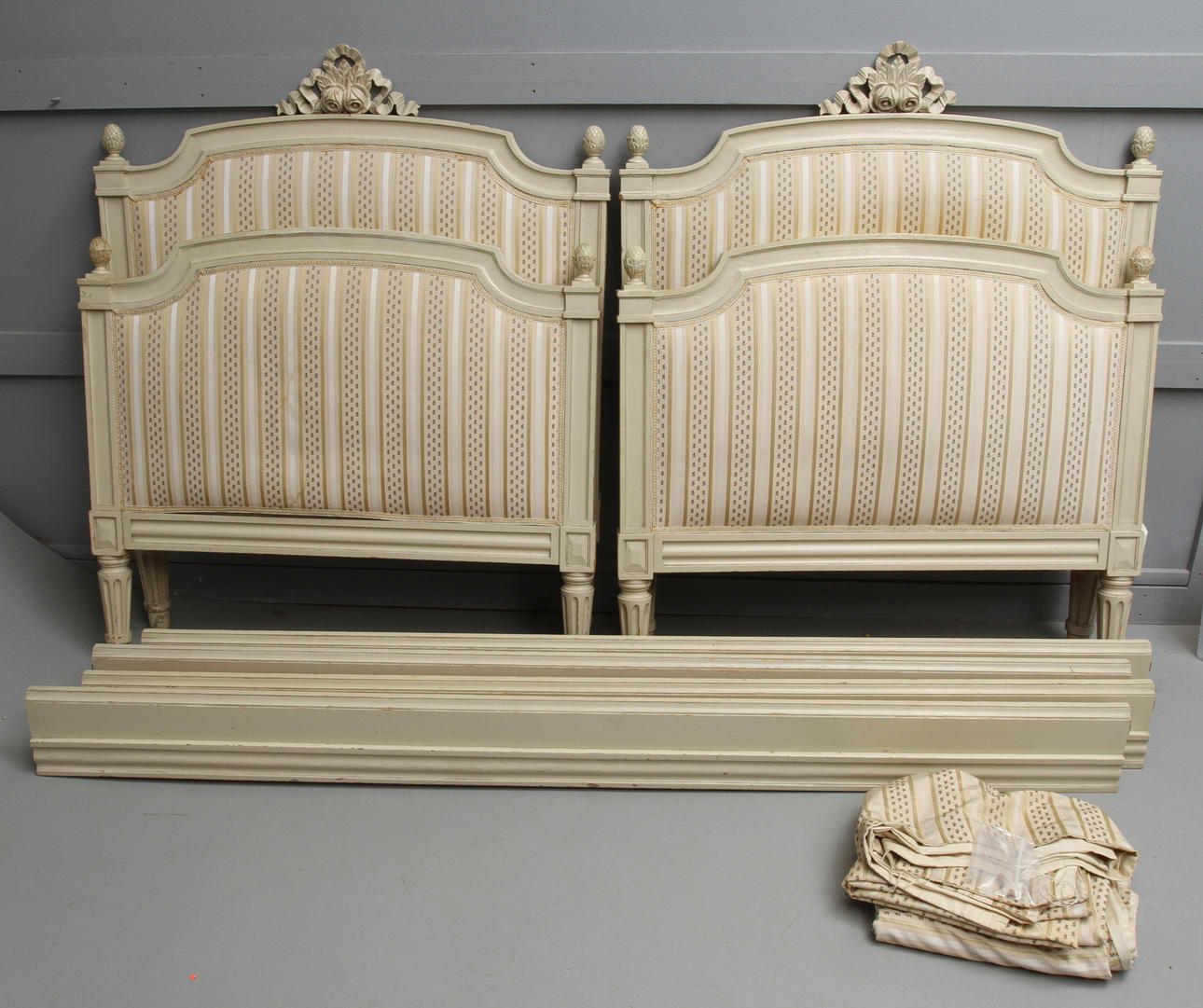 SÄNGAR 1 par, gustaviansk stil, 1900-talets första del.