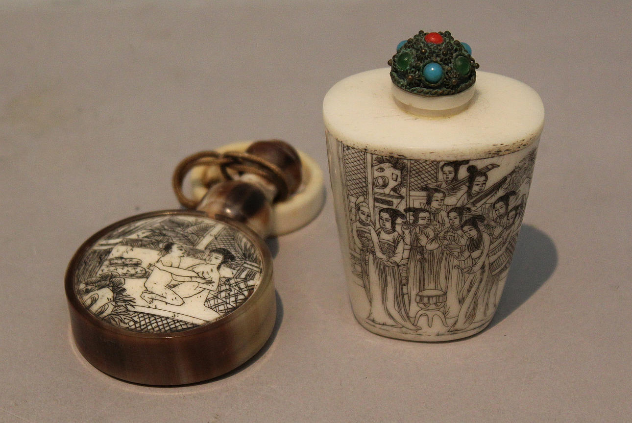 DOSA med erotiska motiv och Flaska med kvinnor och fiskmotiv i ben (2). Kina.
