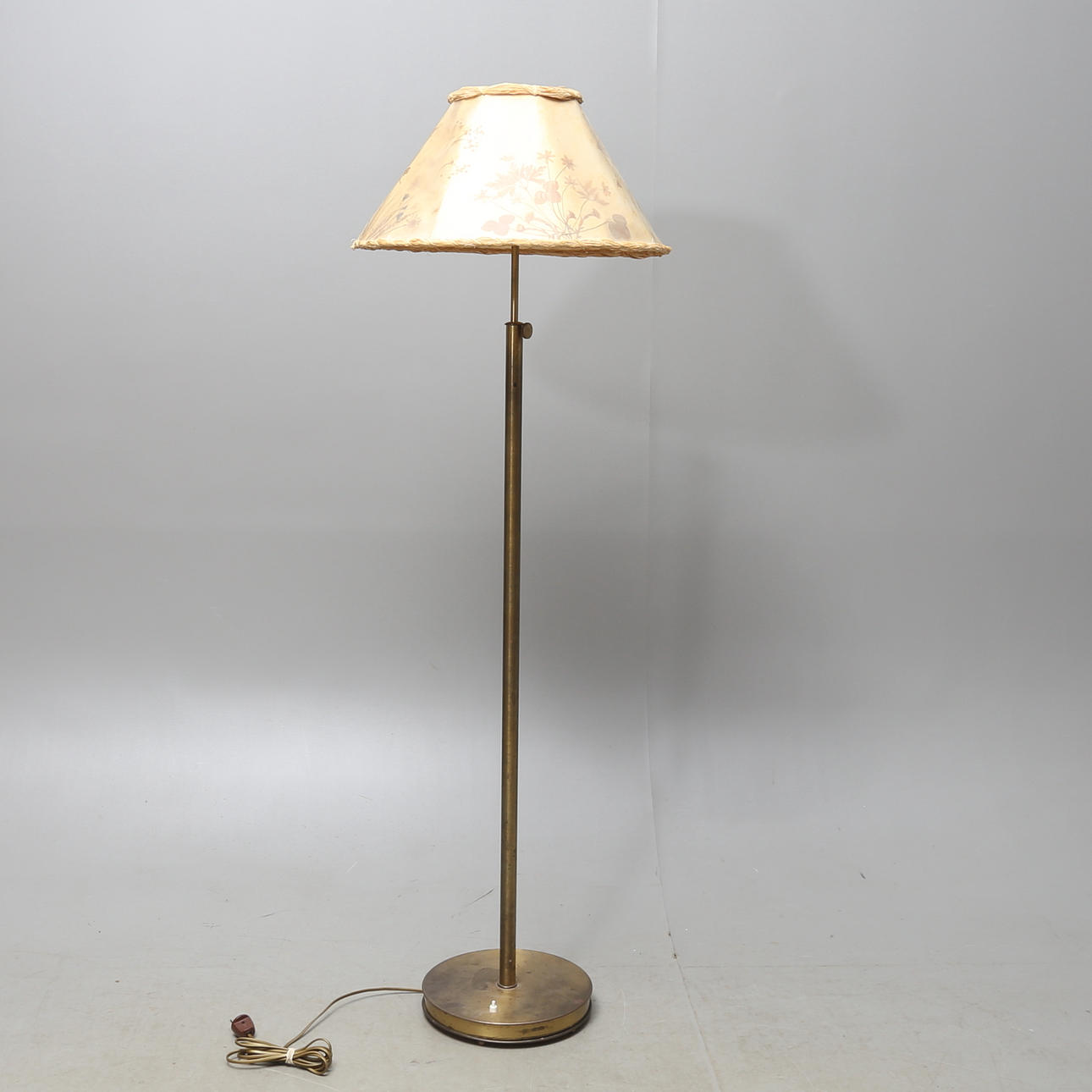 GOLVLAMPA, möjligen Josef Frank för Svenskt tenn 1900-talets första hälft.