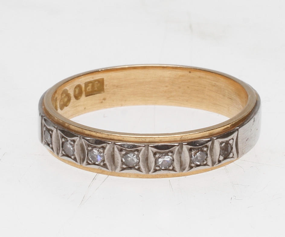 ALLIANSRING MED DIAMANTER, 18k guld, vikt ca 4,2 gr.