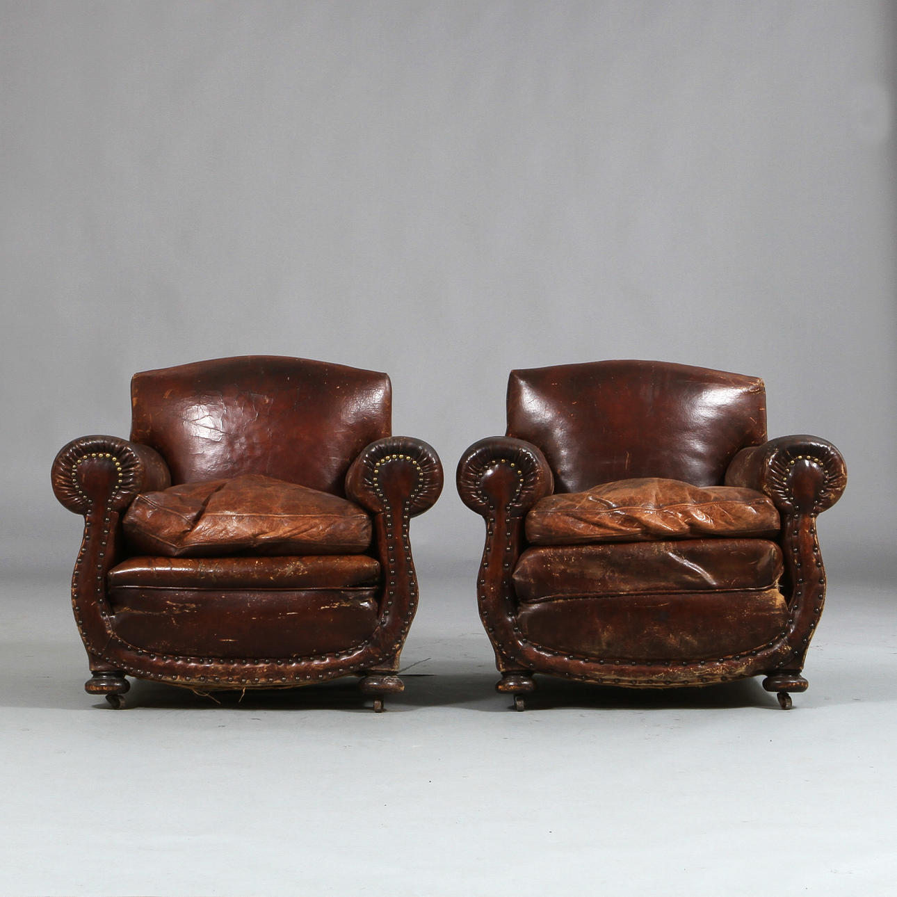 CLUBFÅTÖLJER, 2 st, 1900-tal.