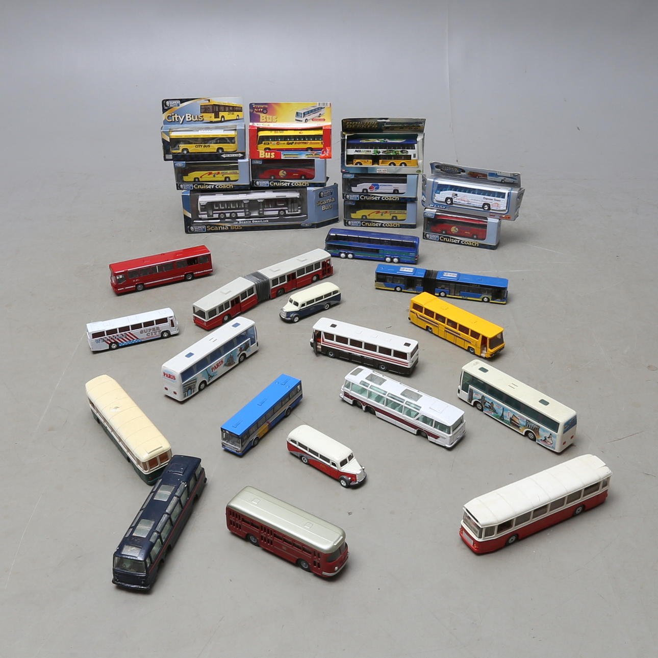 BUSSAR olika fabrikat. Delvis originalkartonger. Cirka 27 stycken.