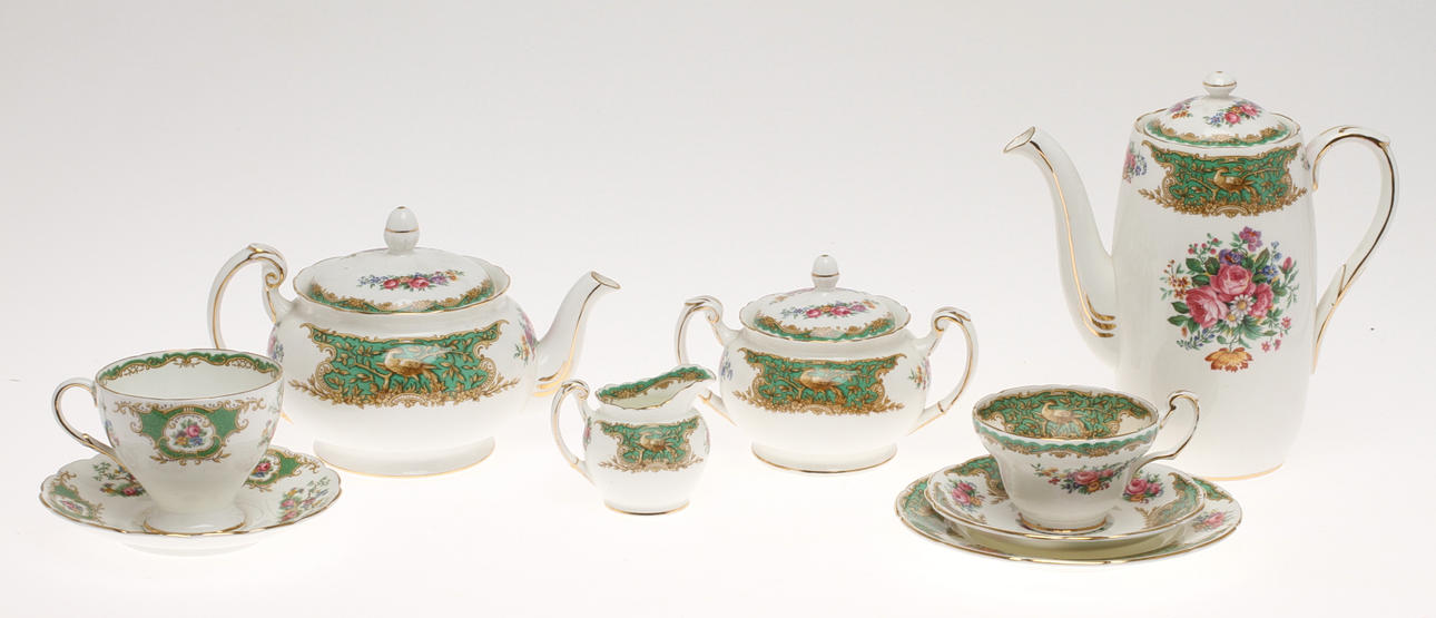 KAFFE- och TESERVIS, porslin, 32 delar, "Montrose" samt "Broadway", E Brain & Co, England.