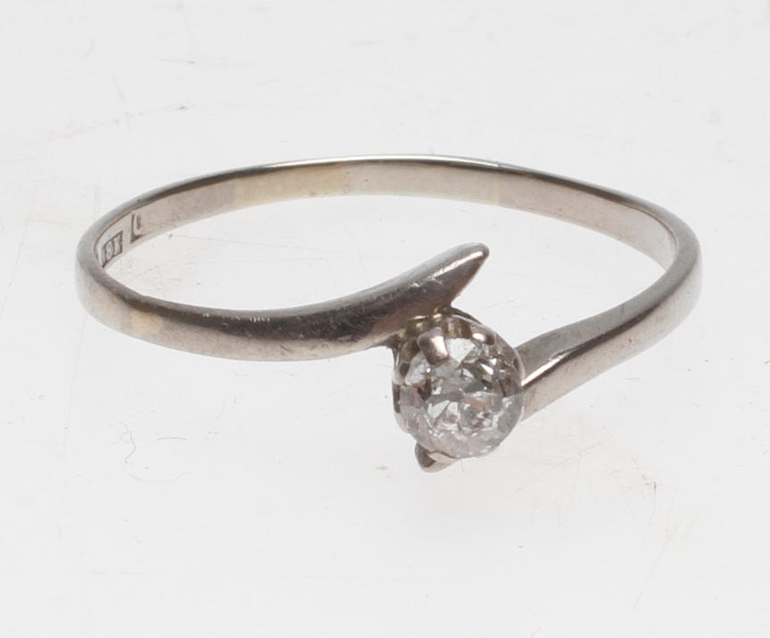 VITGULDSRING MED DIAMANT, 18k guld, vikt ca 2,4 gr.