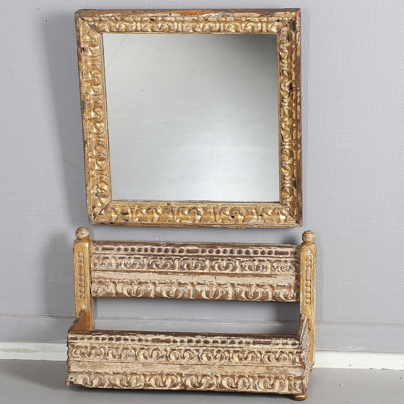 SPEGEL samt VÄGGHYLLA, bronserad, Portugal, 1900-tal.