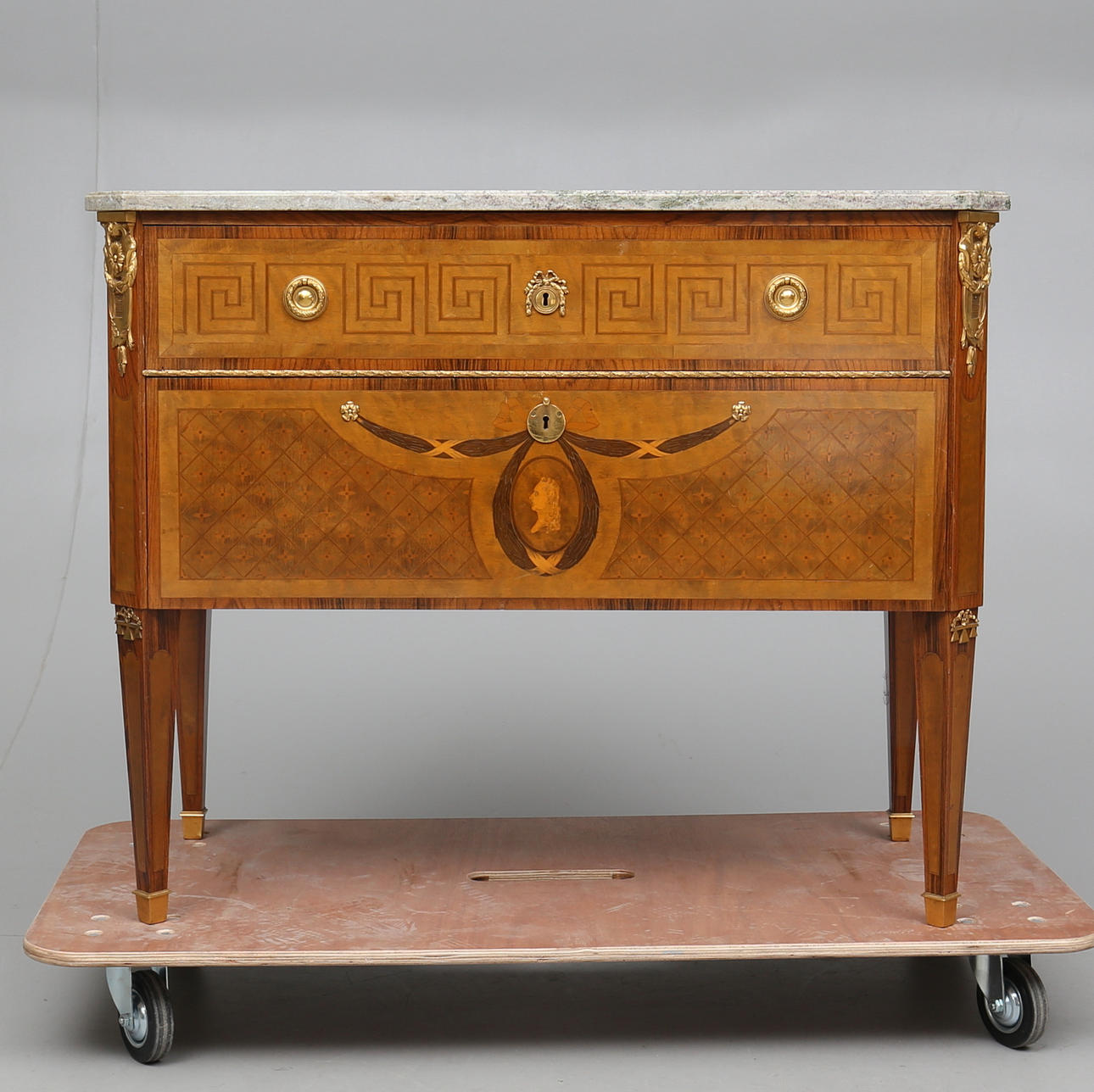 BYRÅ, gustaviansk stil, Axel Bekmans Möbelfabrik, Norrköping, 1900-tal.