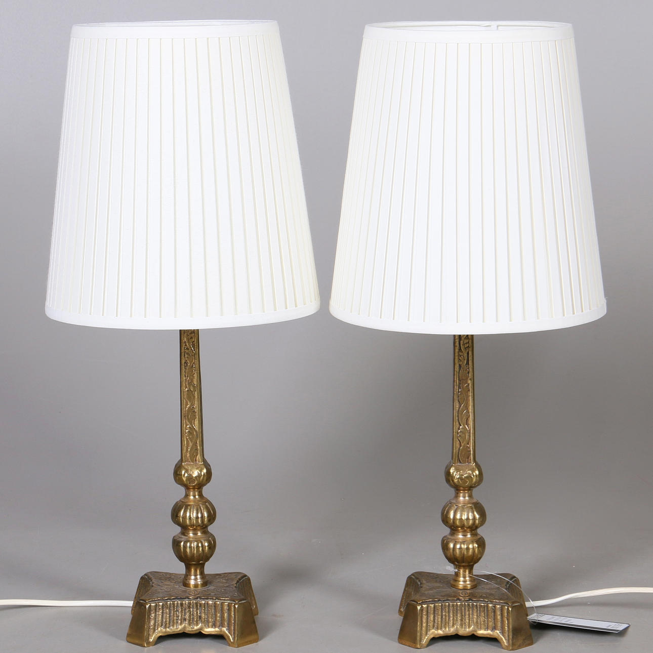 BORDSLAMPOR, ett par, malm, GMA 14, 1900-talets första hälft.