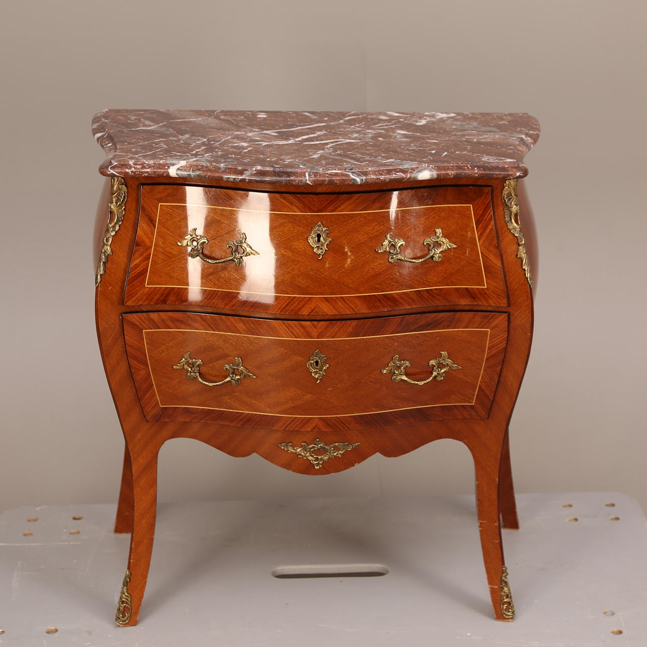 BYRÅ med STENSKIVA, mahognyfanér / intarsia, rokokostil, 1900-tal.