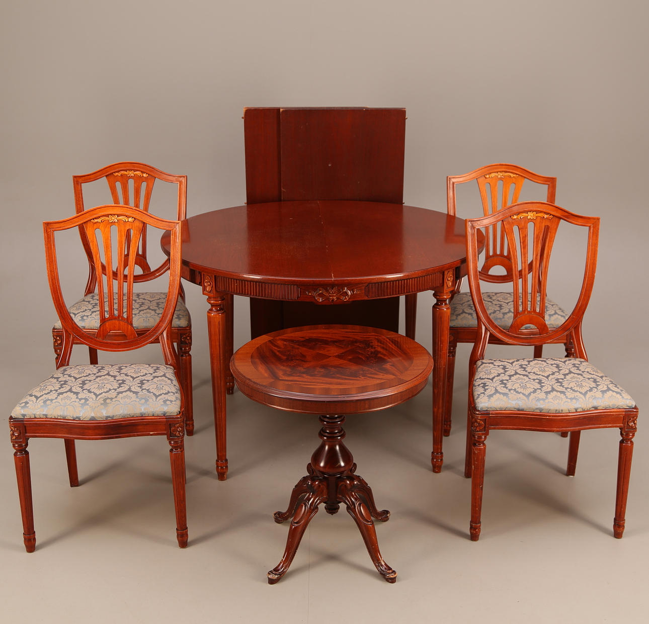 MATSALSGRUPP, 8 delar, mahogny, gustaviansk stil, 1900-tal.