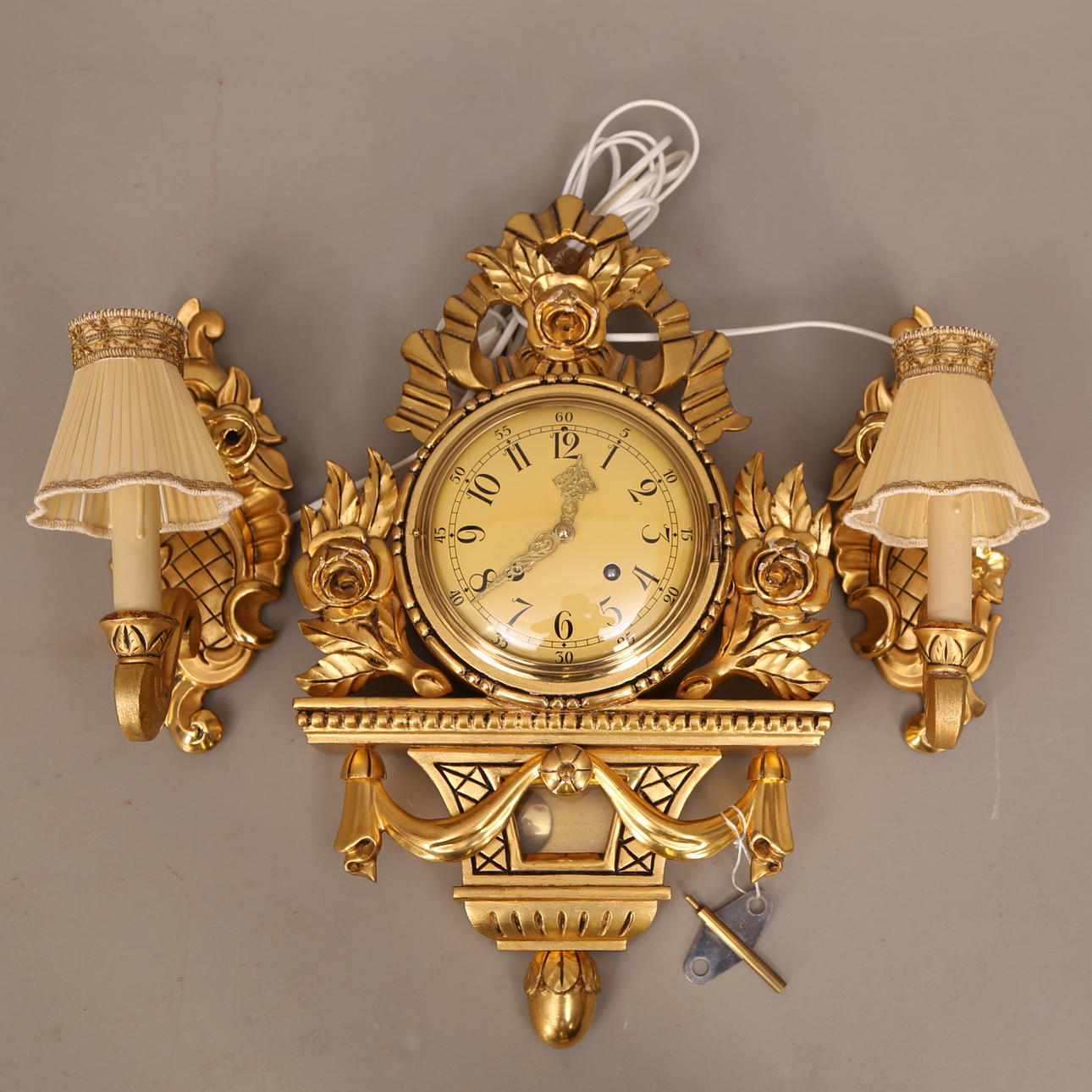 VÄGGPENDYL med VÄGGLAMPETTER, förgyllda, mitten 1900-talet.