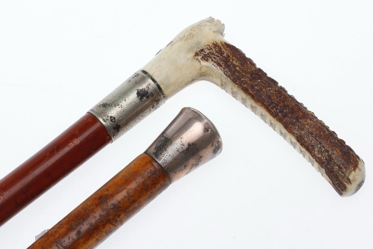 KÄPPAR, 2 st bl.a. med silverbeslag, en märkt Howell London.