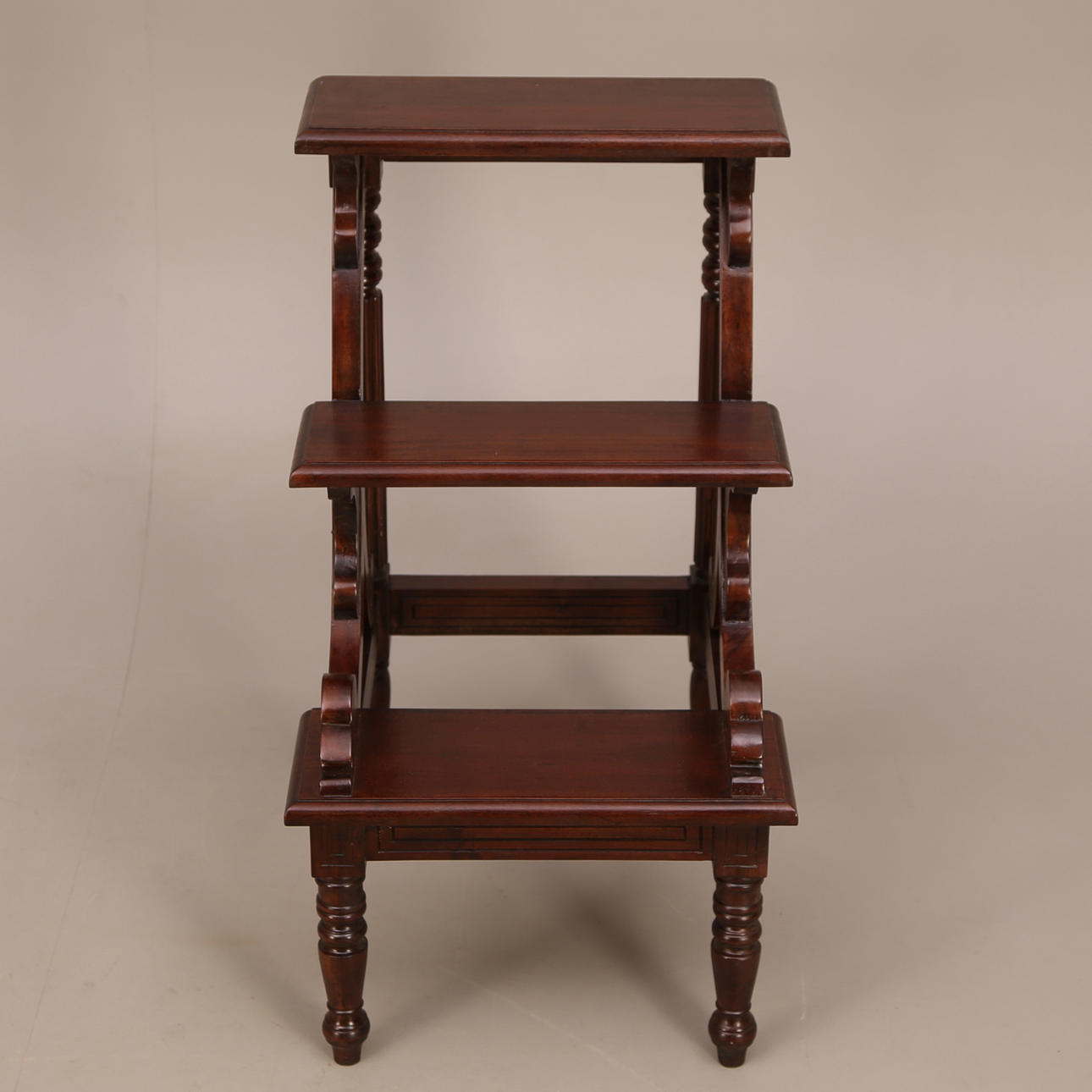 BIBLIOTEKSSTEGE, mahogny, gustaviansk stil/empirestil, slutet 1900-tal.