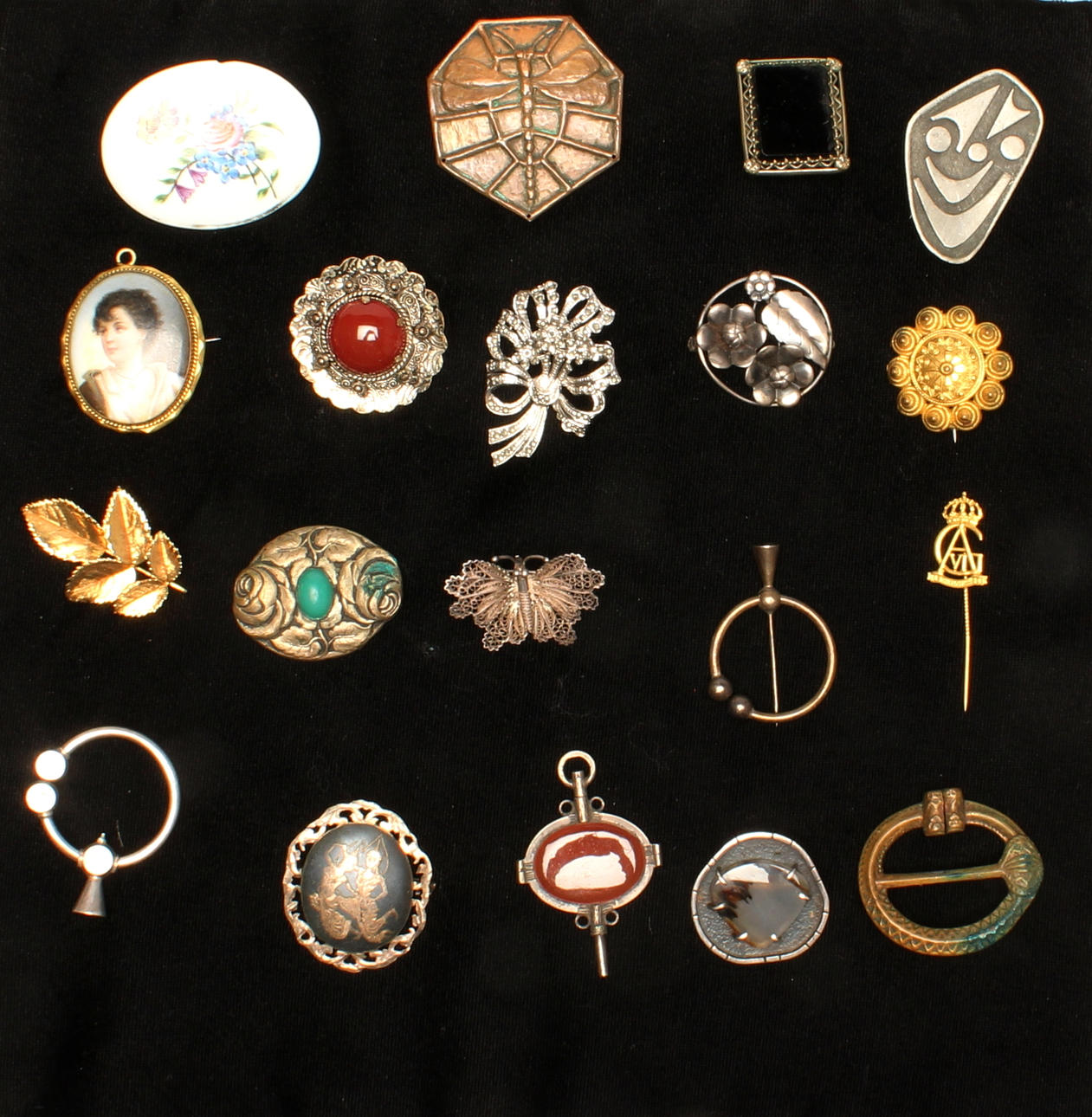SAMLING BROSCHER, bland annat silver.